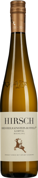 Das Bild zeigt eine schlanke, klassische Weinflasche mit einer goldenen Kapsel. Die transparente Flasche lässt den hellen, goldfarbenen Inhalt sichtbar werden. Ein schlichtes Etikett mit einem Hirsch-Motiv dominiert die Vorderseite.