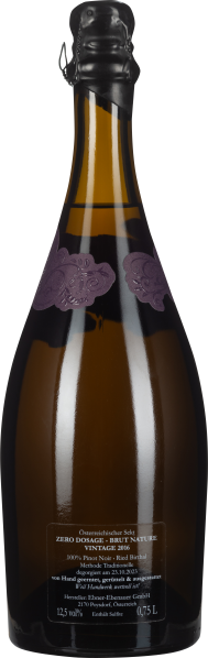 Braune Flasche mit schwarzem Verschluss und violettem Etikett, elegante, geschwungene Form.