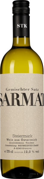 Grüne Weinflasche mit heller Etikettierung. Das Etikett hat einen strukturierten Hintergrund und trägt großen, schwarzen Schriftzug „SARMAT“. Der Flaschenhals ist schwarz mit weißem Schriftzug.