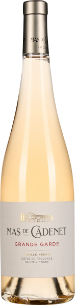 Die Weinflasche zeigt eine elegante, schlanke Form mit einem hellroséfarbenen Wein, einem silbernen Verschluss und einem cremefarbenen Etikett mit goldenen Akzenten und roter Schrift.