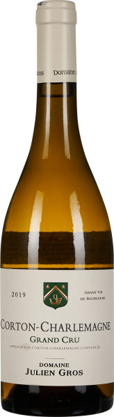 Weinflasche mit goldgelbem Inhalt, elegante Formsprache, dezentes Etikett mit grünen und goldenen Akzenten.