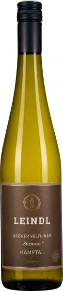 Weinflasche mit gelblichem Inhalt und dunklem Schraubverschluss. Das Etikett ist dunkelbraun mit goldfarbenen Akzenten und weißen Text.