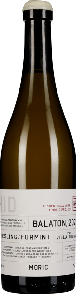 Weinflasche mit weißem Etikett, schwarzem und weißem Text, schmalem Flaschenhals und beiger Kapsel. Die Flasche ist aus braunem Glas.