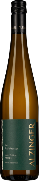 Eine schlanke, braune Weinflasche mit grünem Etikett, bedruckt mit goldener Schrift, schwarzer Schraubverschluss.