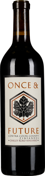 Dunkle Weinflasche mit schlichtem Etikett, das ein stilisiertes Weinfeld-Emblem zeigt. Hellbrauner Schriftzug auf cremefarbenem Hintergrund.