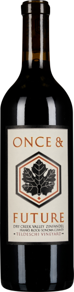 Dunkle Weinflasche mit schlichtem, cremefarbenem Etikett und einem roten Text. In der Mitte des Etiketts ist ein stilisiertes Blatt-Motiv abgebildet.