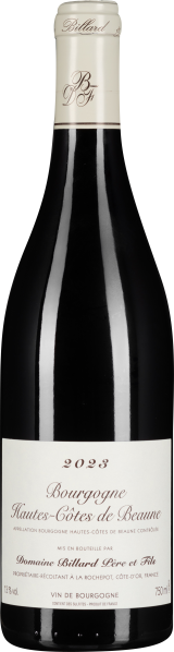 Die Weinflasche zeigt sich in dunklem Glas mit einem cremefarbenen Etikett und passendem Halsabschluss. Elegante, minimalistischer Schriftzug ziert das Etikett, das den Jahrgang und die Herkunft hervorhebt.