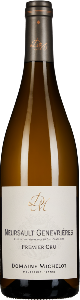 Weinflasche mit elegantem Etikett, auf dem ein verschnörkeltes Logo prangt. Die Flasche hat einen dunklen Hals mit kupferfarbenen Akzenten und einen warmen, gelblichen Farbton im Glas.