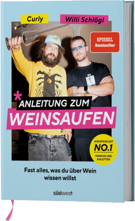 Buchcover mit hellblauem Hintergrund. Zwei Männer stehen nebeneinander; der linke trägt ein gelbes Oberteil und eine Mütze, während er ein Weinglas schwenkt; der rechte hat ein schwarzes T-Shirt an. Große, auffällige Schrift mit pinken und schwarzen Eleme