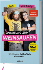 Buchcover mit hellblauem Hintergrund. Zwei Männer stehen nebeneinander; der linke trägt ein gelbes Oberteil und eine Mütze, während er ein Weinglas schwenkt; der rechte hat ein schwarzes T-Shirt an. Große, auffällige Schrift mit pinken und schwarzen Eleme