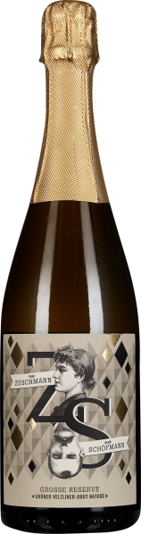 Eine elegante Sektflasche mit goldener Kapsel und einem künstlerisch gestalteten Etikett in Schwarz-Weiß mit geometrischen Mustern und Porträts.