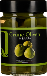 Ein Glas mit grünen Oliven in klarer Flüssigkeit, das Etikett ist schwarz mit grünen und weißen Akzenten. Ein Bild von drei Oliven schmückt das Etikett. Der Deckel ist schwarz.