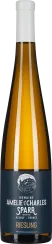 Schlanke Weinflasche mit weißem Verschluss und einer dunkelblauen Etikette; goldener Wein sichtbar durch das Glas.