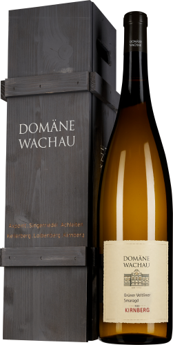 Eine große Flasche Weißwein mit goldenem Inhalt, daneben eine elegante, dunkle Holzkiste mit dezenter weißer Beschriftung.