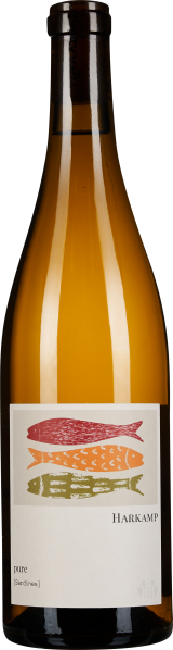 Eine Weinflasche mit goldgelbem Inhalt und dunkelbraunem Flaschenhals. Das Etikett zeigt drei stilisierte bunte Fische in Rot, Orange und Grün übereinander.