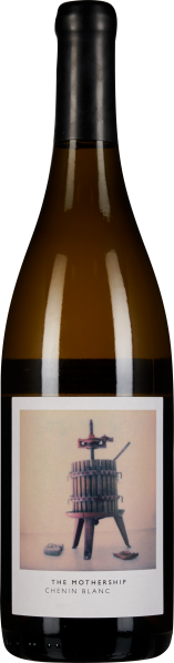 Eine Weinflasche mit dunkelbraunem, breitem Flaschenkörper und schwarzem Verschluss. Das Etikett zeigt eine stilisierte, künstlerische Darstellung einer Weinpresse mit pastellfarbenem Hintergrund.