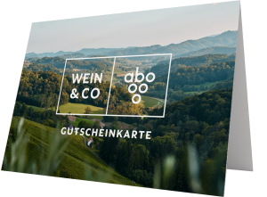 Gutscheinkarte mit einem idyllischen Landschaftsfoto, das sanfte Hügel und üppige Wälder zeigt, unter einem klaren Himmel. Auf der Vorderseite sind stilisierte weiße Schriftzüge platziert.