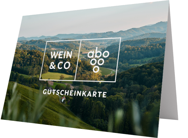 Gutscheinkarte mit einem idyllischen Landschaftsfoto, das sanfte Hügel und dichte Wälder zeigt. Im Vordergrund sind unscharfe Pflanzen, im Hintergrund verschwimmen die Hügel in einem blauen Himmel.