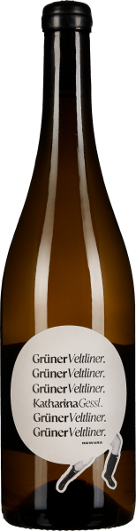 Die Weinflasche hat eine elegante, schlanke Form mit einem dunklen Flaschenhals. Das Etikett ist rund und schlicht, in Weiß gehalten, mit stilvoller, schwarzer Schrift und minimalistischen Grafikelementen.