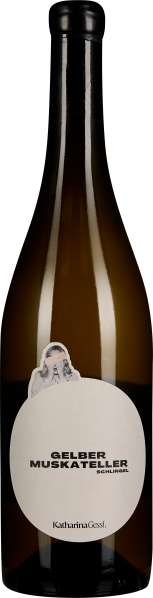 Braune Weinflasche mit schlichtem, weißen Etikett und schwarzer Schrift.