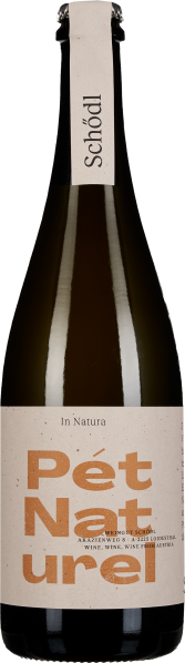 Braune Glasflasche mit hellbraunem Etikett, auf dem der Weinname groß in orangener Schrift steht. Label hat eine rustikale, minimalistische Gestaltung.