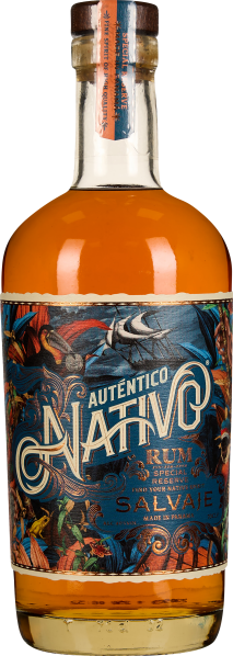 Eine Flasche mit klarer Glasoptik, gefüllt mit bernsteinfarbenem Destillat. Das Etikett ist kunstvoll gestaltet mit tropischen Motiven in Blau- und Orangetönen, die eine exotische Atmosphäre vermitteln.