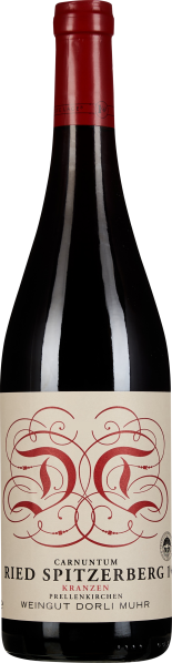 Weinflasche mit rotem Siegel und elegant gestaltetem Etikett, auf dem rote Ornamente und schwarze Schrift zu sehen sind. Die Flasche hat eine schlanke Form und eine glänzende, tiefrote Farbe.