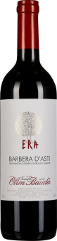 Flasche mit rotem Wein und rotem Verschluss. Das Etikett ist weiß mit einem goldenen Emblem in der Mitte und roter sowie schwarzer Schrift.