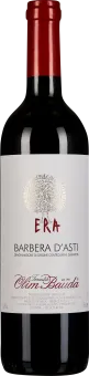 Flasche mit rotem Wein und rotem Verschluss. Das Etikett ist weiß mit einem goldenen Emblem in der Mitte und roter sowie schwarzer Schrift.