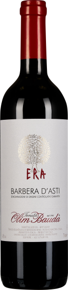 Flasche mit rotem Wein und rotem Verschluss. Das Etikett ist weiß mit einem goldenen Emblem in der Mitte und roter sowie schwarzer Schrift.