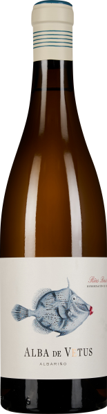 Eine Weinflasche mit hellbrauner Flüssigkeit. Das Etikett zeigt eine detailreiche Illustration eines Fisches auf weißem Hintergrund.