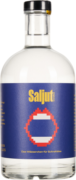 Eine klare Flasche mit einem rundlichen Körper, einem zylindrischen Hals und einem schwarzen Verschluss. Das Etikett ist blau mit auffälligem gelbem und rotem Druck, auf dem eine grafische Pixel-Darstellung zentriert ist.