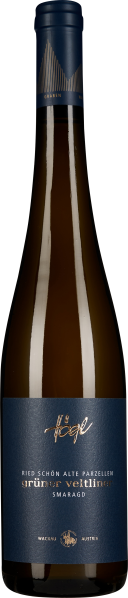 Weinflasche mit dunkelgrünem Glaskorpus, verziert mit einem eleganten, dunkelblauen Etikett und einer passenden dunkelblauen Kapsel. Das Etikett zeigt goldene Schrift- und Designelemente.