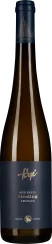 Die Weinflasche zeigt ein elegantes Design mit einem dunkelblauen Etikett und goldener Schrift. Der Flaschenkörper ist schlank und aus dunkel getöntem Glas. Der Hals der Flasche ist mit einer dunkelblauen Kapsel bedeckt, die ein stilisiertes Muster trägt.