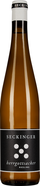 Die Weinflasche hat eine schlanke Form mit einem weißen Verschluss. Das Etikett ist schwarz mit weißen Designelementen und minimalistischer Schrift.