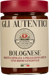 Glas mit rotem Schraubverschluss und cremefarbenem Etikett; darauf große, schwarze und rote Schrift sowie ein rundes Siegel mit traditionellem Design, gefüllt mit Bolognesesauce.