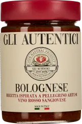 Glas mit rotem Schraubverschluss und cremefarbenem Etikett; darauf große, schwarze und rote Schrift sowie ein rundes Siegel mit traditionellem Design, gefüllt mit Bolognesesauce.