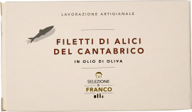 Verpackung von Sardellenfilets, schlichtes Design in Beige mit brauner und grüner Schrift, stilisierte Sardelle als Grafik oben links.