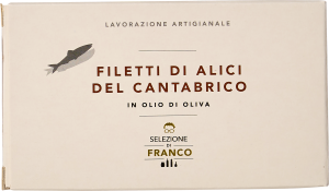 Verpackung von Sardellenfilets, schlichtes Design in Beige mit brauner und grüner Schrift, stilisierte Sardelle als Grafik oben links.