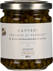 Ein Glas mit grünen Kapern in Olivenöl, mit einer weißen Etikette versehen. Der Deckel ist silbern.