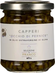 Ein Glas mit grünen Kapern in Olivenöl, mit einer weißen Etikette versehen. Der Deckel ist silbern.