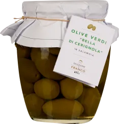 Ein Glas voll mit großen, grünen Oliven, die in Flüssigkeit eingelegt sind. Der Deckel ist mit weißem Papier abgedeckt und mit einem Gummiband fixiert. Ein Etikett hängt an der Vorderseite des Glases.