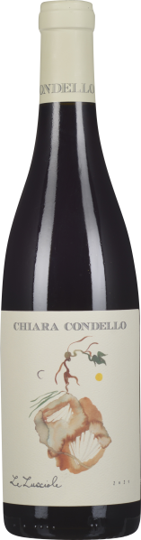 Dunkelroter Wein in schlanker Flasche; dezentes cremefarbenes Etikett mit künstlerischer Illustration in Naturtönen.