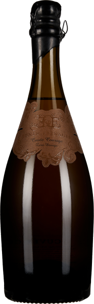 Braune Weinflasche mit elegantem, geschwungenem Etikett in Kupferoptik und schwarzer Folienversiegelung am Flaschenhals.