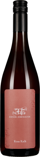 Die Weinflasche hat ein glänzendes, tiefes Rot mit einem eleganten, matten, rosafarbenen Etikett. Der Verschluss ist schwarz und schlicht gehalten.