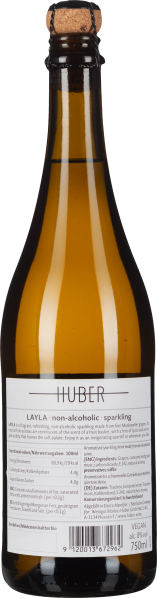 Braune Sektflasche mit Korkverschluss, Rückseite zeigt weißes Etikett und Inhaltsstoffangaben.