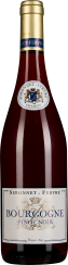 Eine elegante Flasche Rotwein mit klarer, rotbrauner Füllung. Goldene Kapsel, blauer Hals mit goldenen Akzenten. Klassisches Etikett mit Wappenmotiv.