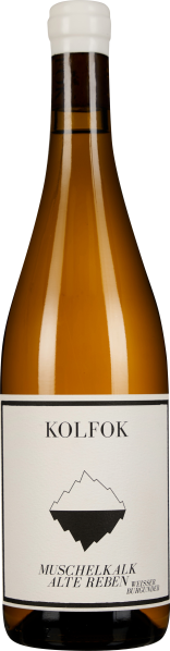 Die Weinflasche hat eine goldene, leicht bernsteinfarbene Flüssigkeit und ein schlichtes, weißes Etikett mit schwarzer Schrift und grafischem Bergmuster. Der Verschluss ist weiß.