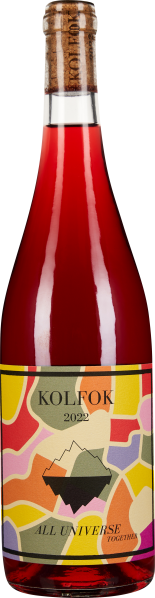 Flasche mit leuchtend rotem Wein, bunte, abstrakte Etikettgestaltung und Korkverschluß.