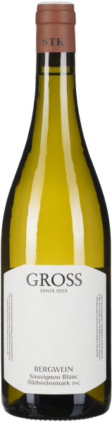 Flasche mit gelbem Sauvignon Blanc-Wein, schlankes, elegantes Glasdesign mit einer dezenten weißen Etikettierung und kupferfarbenem Kapselverschluss.